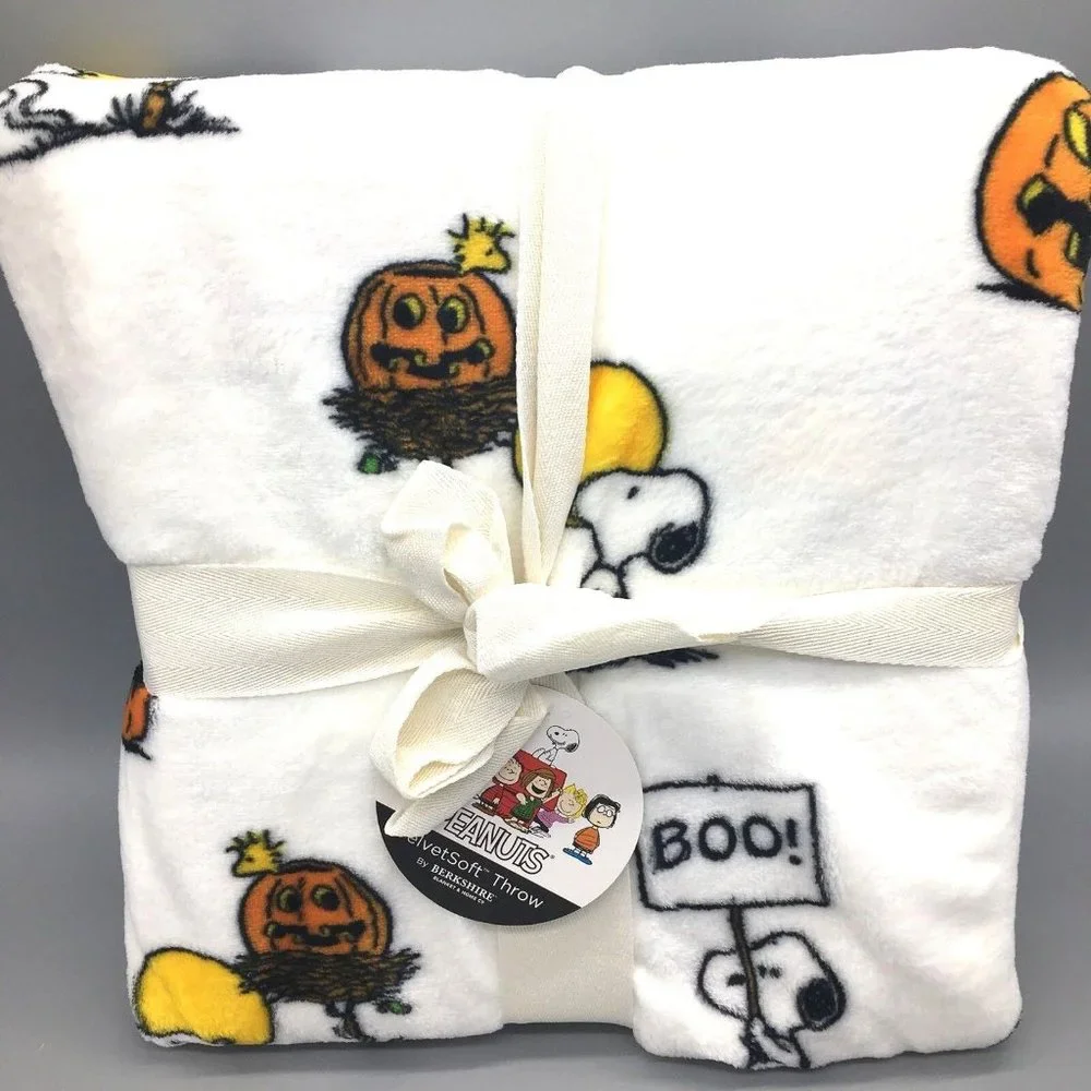 Peanuts Berkshire Halloween Throw Blanket VelvetSoft Snoopy Woodstock Pumpkin